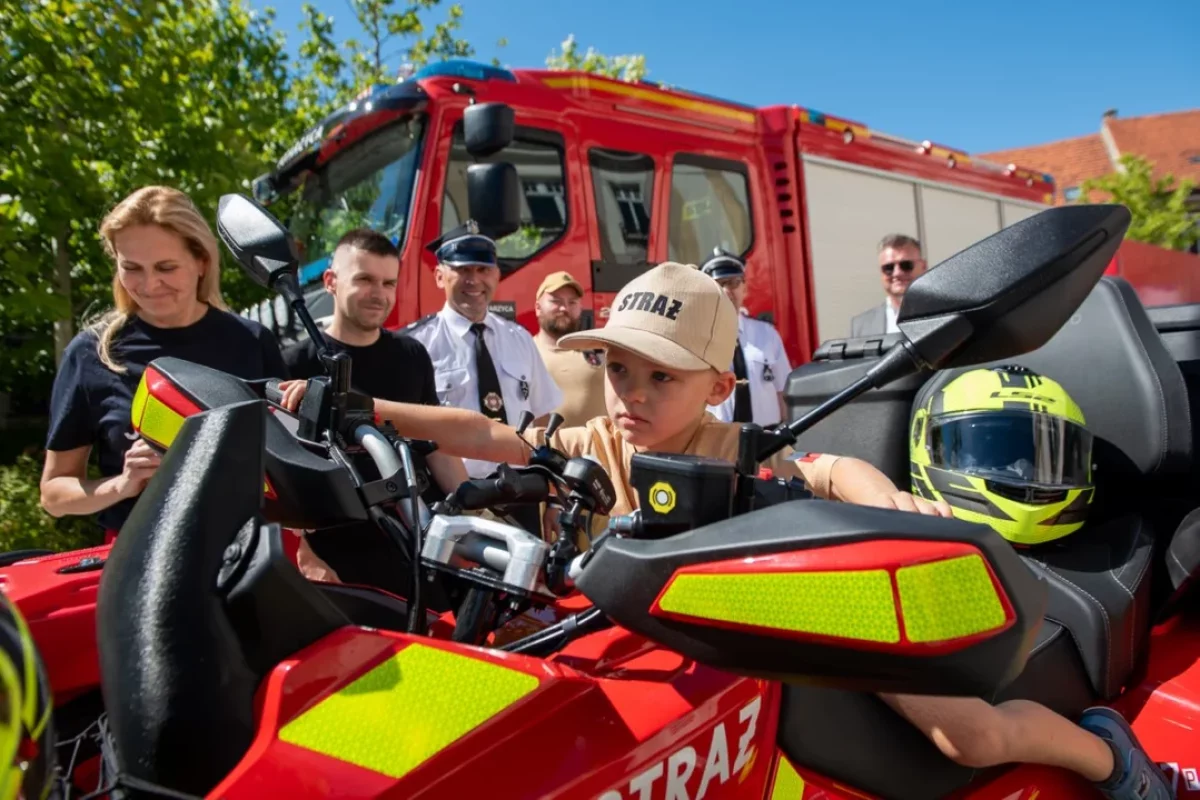 Strażacy z gminy Jarocin dostali nowy sprzęt. Przekazanie odbyło się na jarocińskim Rynku