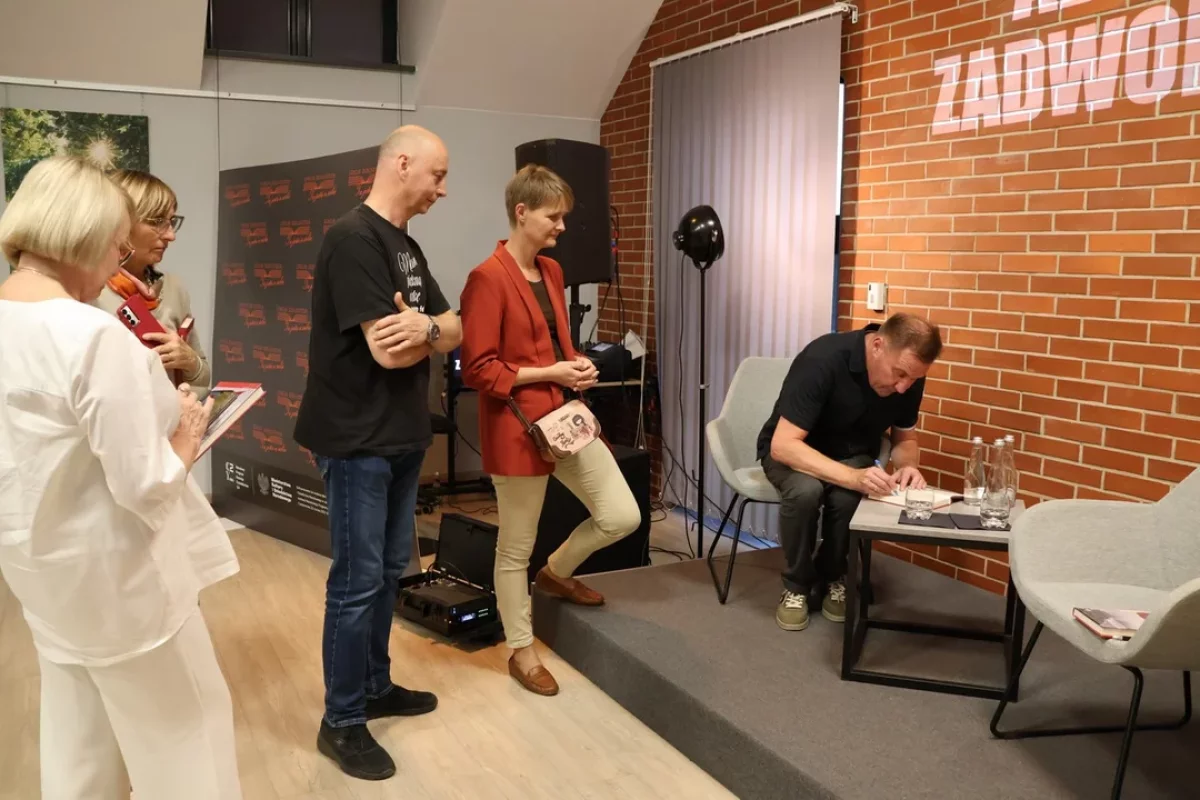 Tajemnice, fakty i ekranowa fikcja. Adam Zadworny o katastrofie „Jana Heweliusza” w pleszewskiej bibliotece [ZDJĘCIA]
