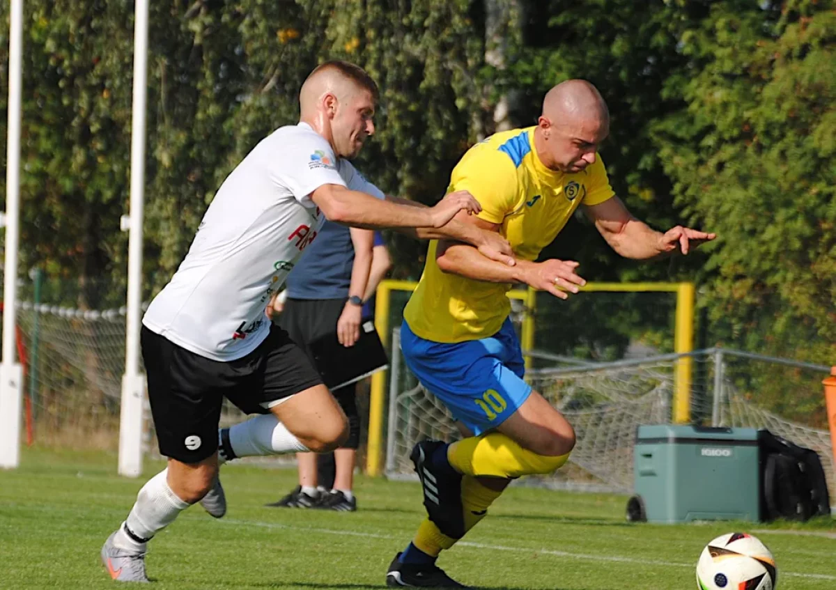 Zacięte derby w Dobrzycy. Zadecydował jeden gol [ZDJĘCIA]