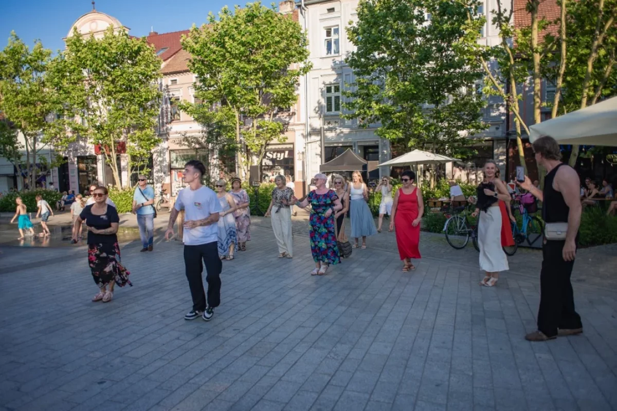 Zatańczyli na rynku. Za nami pierwsza letnia potańcówka