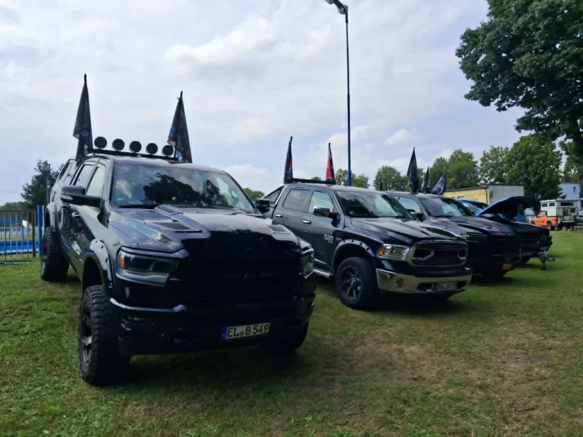 W Pleszewie trwa I Piknik Hell Raiders i Przyjaciele. To prawdziwa gratka dla fanów motoryzacji [ZDJĘCIA]