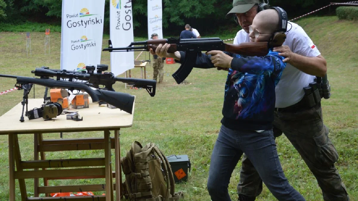 Chcą edukować i "oswajać" ludzi z bronią. Rodzinne pikniki strzeleckie cieszą się rosnącą popularnością