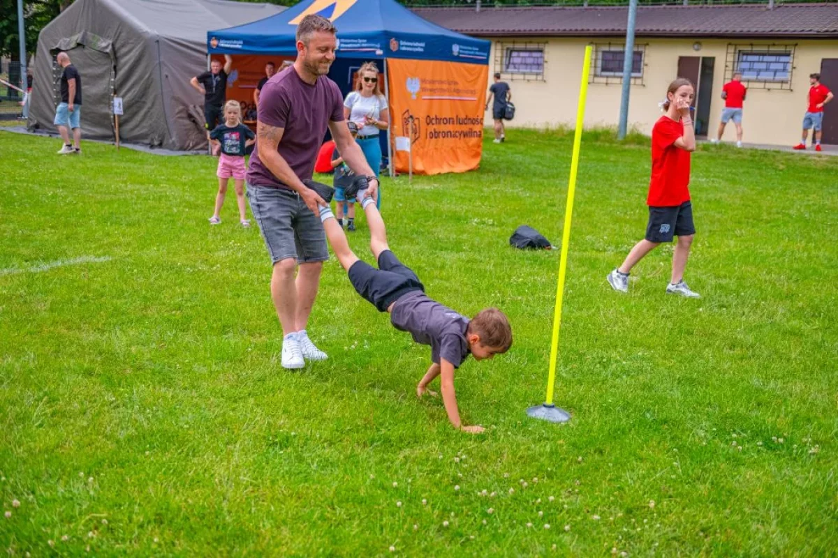 Pokazy, konkursy i kawiarenka. Tak bawiono się na pikniku strażackim