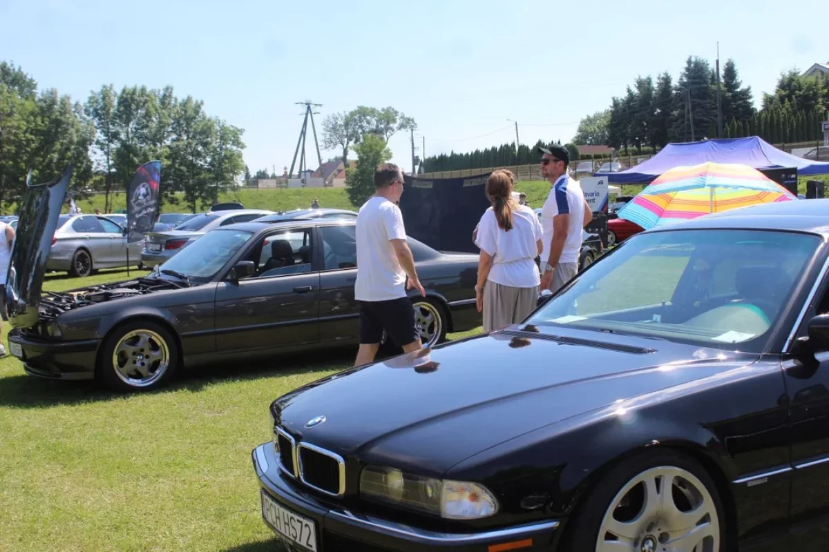 200 BMW w jednym miejscu. „Rekiny” i klasyki na Bavaria Event [ZDJĘCIA]