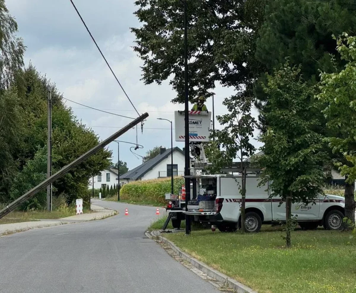 Groźnie wyglądające zdarzenie w Choczu. Dostawczak uderzył w słup energetyczny