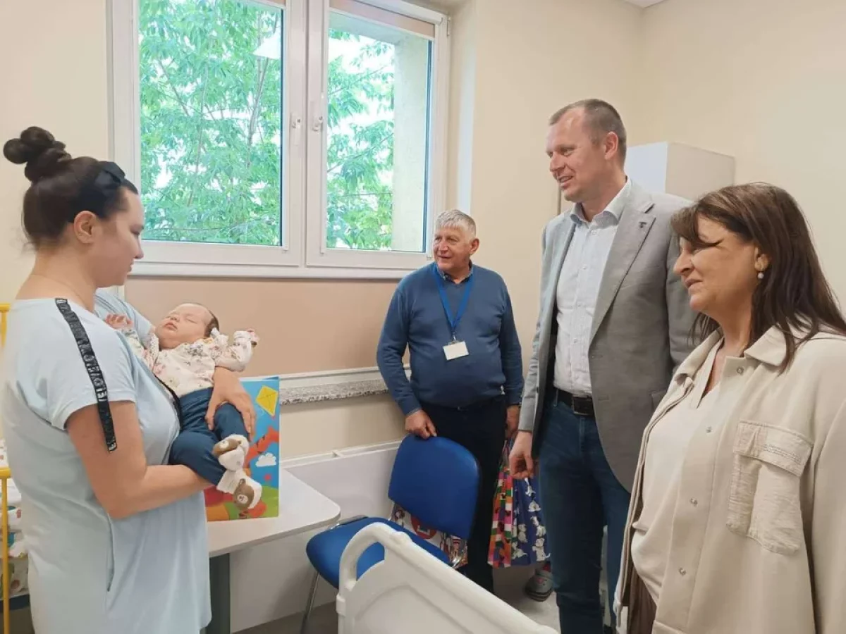 W szpitalu też był Dzień Dziecka. Małych pacjentów odwiedzili niespodziewani goście z prezentami [ZDJĘCIA]