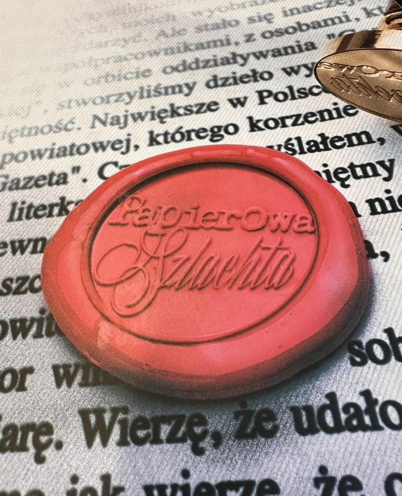 Obrazek do pytania - Kto jest autorem książki “Papierowa Szlachta”, która opisuje między innymi okoliczności powstania Gazety?