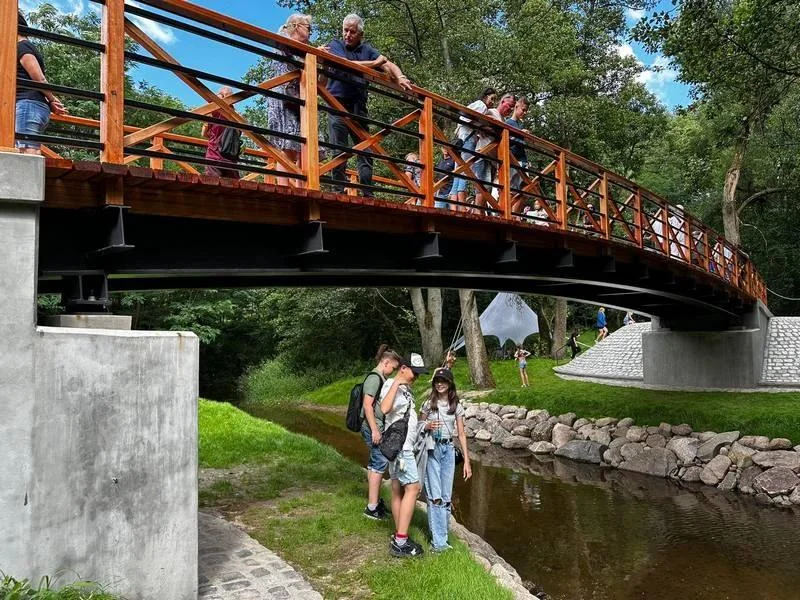 Obrazek do pytania - W którym roku wybudowano ścieżkę rowerową wraz z mostem przy młynie nad Lutynią?