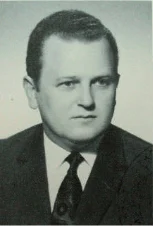 Obrazek do pytania - W rawickim liceum pracował 35 lat, ucząc historii, przysposobienia obronnego i prac ręcznych. Przez uczniów zwany „Walek” lub „Waluś”