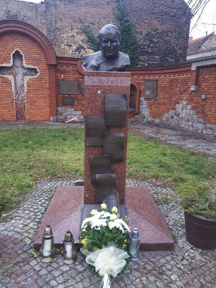 Obrazek do pytania - Gdzie znajduje się ten pomnik?