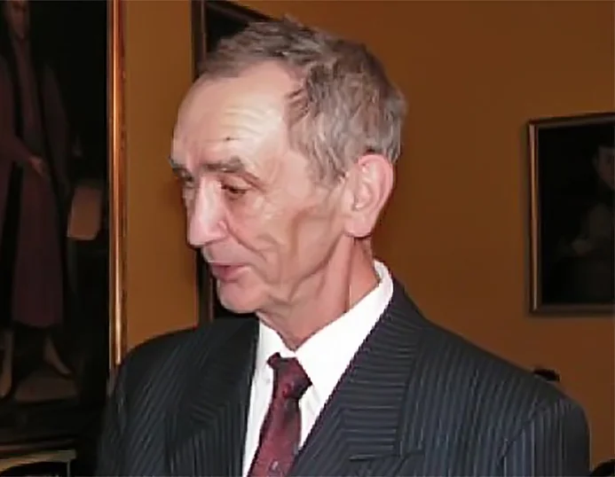 Obrazek do pytania - Rzeźbiarz, poeta, prozaik i satyryk. Jest autorem ponad 800 rzeźb, które trafiły m.in. do Niemiec i Holandii. Napisał ok. 3 tys. fraszek, które opublikował w 8 tomikach, jest także współautorem 3 antologii poezji i laureatem kilkudziesięciu konkursów literackich.