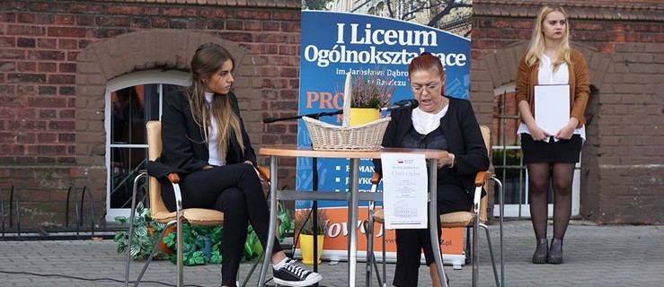 Narodowe Czytanie w I LO w Rawiczu [FOTO] - Zdjęcie główne