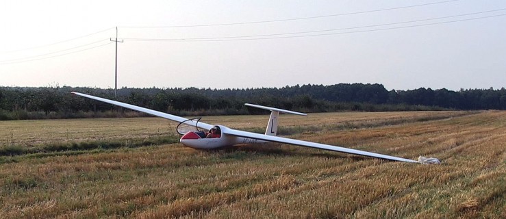 Dla dobrego pilota nawet ściernisko to lotnisko - Zdjęcie główne