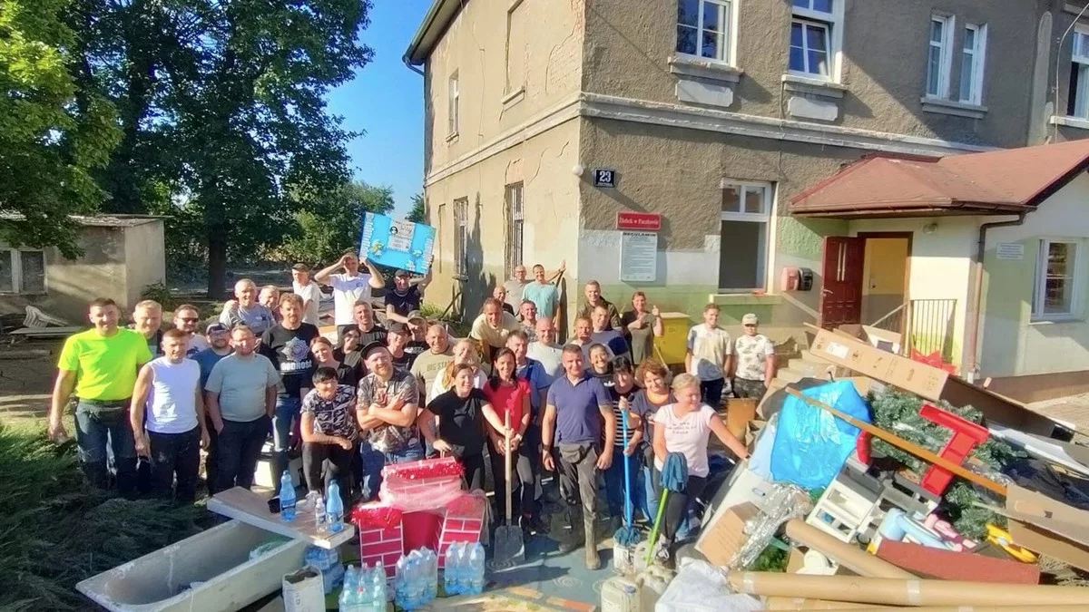 Zawieźli dary. Zakasali rękawy, pomogli w sprzątaniu Paczkowa - Zdjęcie główne