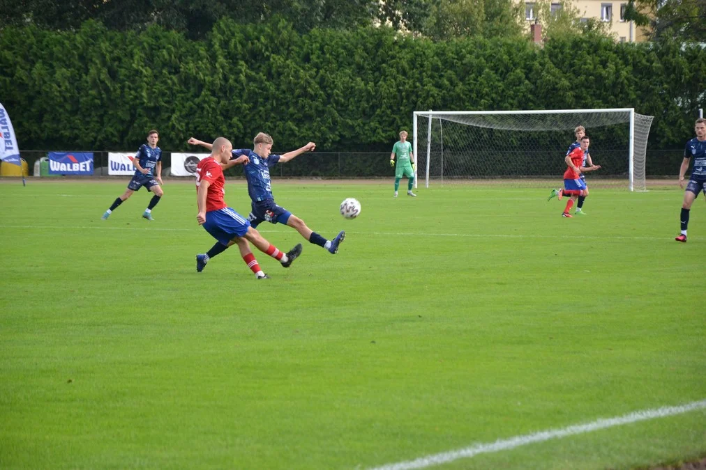 Festiwal żółtych kartek na stadionie przy Spokojnej w Rawiczu. Rawia zremisowała z Krobianką [ZDJĘCIA] - Zdjęcie główne