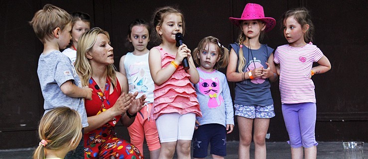 Gry i zabawy w parku przy domu kultury [FOTO] - Zdjęcie główne