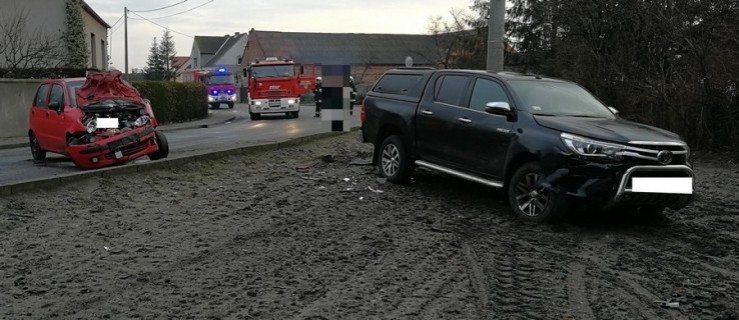 Zderzenie osobówek w Pakosławiu. Jedna osoba trafiła do szpitala - Zdjęcie główne