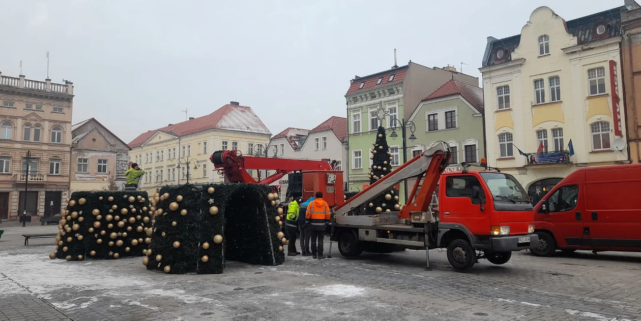 Do centrum Rawicza wracają świąteczne iluminacje. Ich montaż już się rozpoczął - Zdjęcie główne