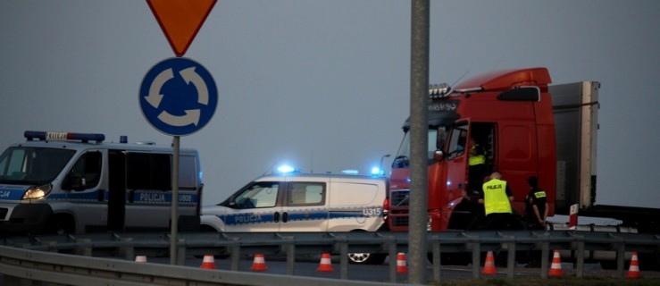 Uciekał przed policją. Został zatrzymany na rondzie przy czerwonym wiadukcie [FOTO] - Zdjęcie główne