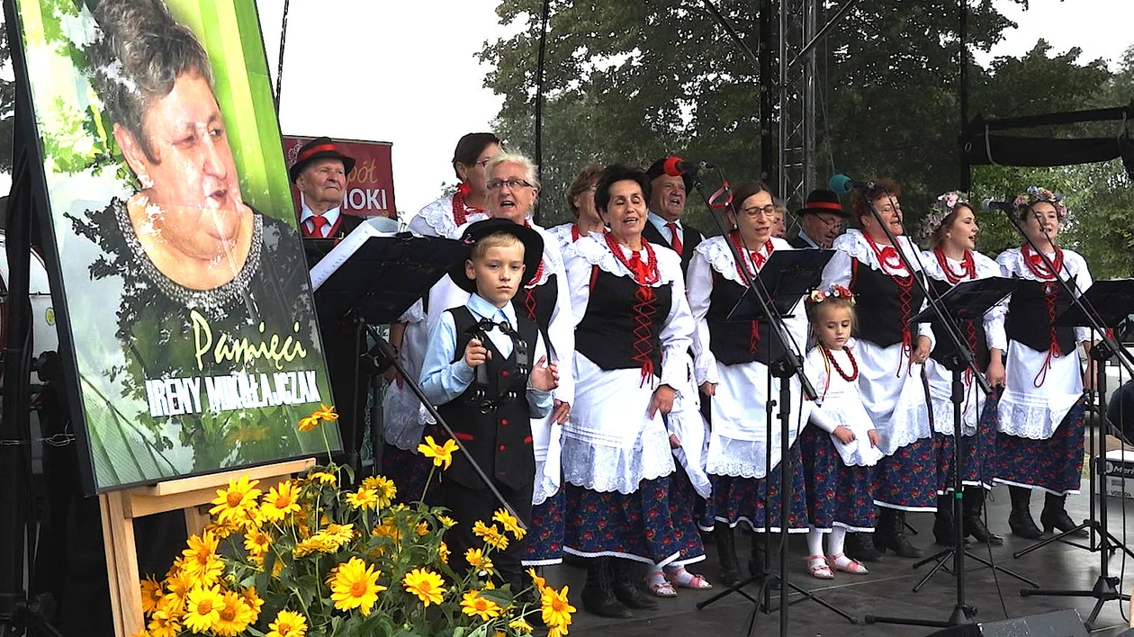 Pod Dębami zaśpiewali dla Ireny Mikołajczak - Zdjęcie główne