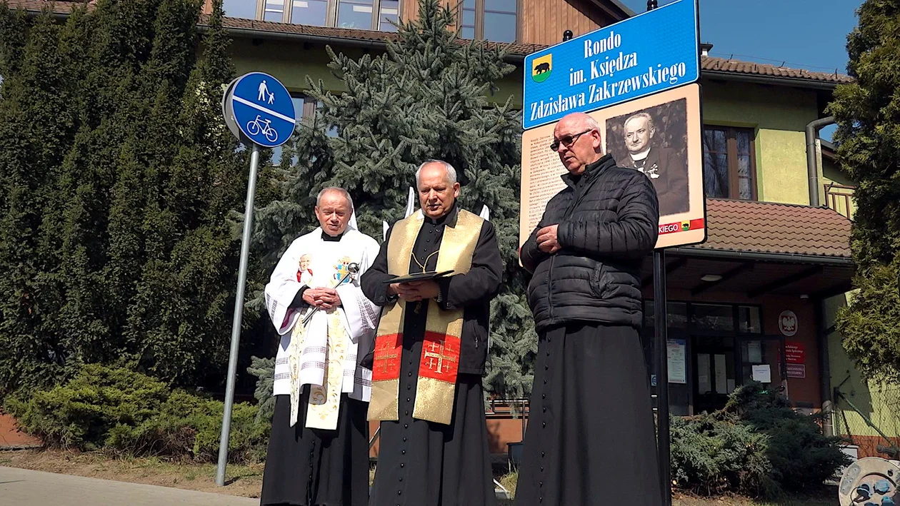 Tablica przy rondzie u zbiegu ul. Stanisława Kamińskiego i Wałów Powstańców Wielkopolskich w Rawiczu poświęcona. Upamiętnia księdza Zdzisława Zakrzewskiego - Zdjęcie główne