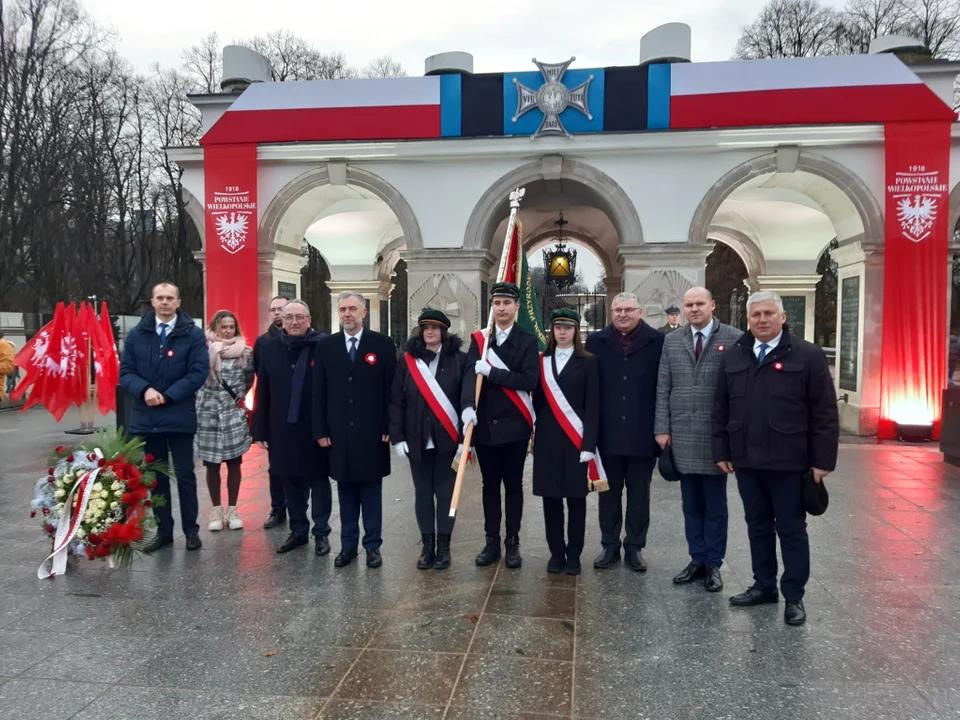 Na obchody Narodowego Dnia Zwycięskiego Powstania Wielkopolskiego pojechali do Warszawy. Delegacja z powiatu rawickiego w stolicy - Zdjęcie główne