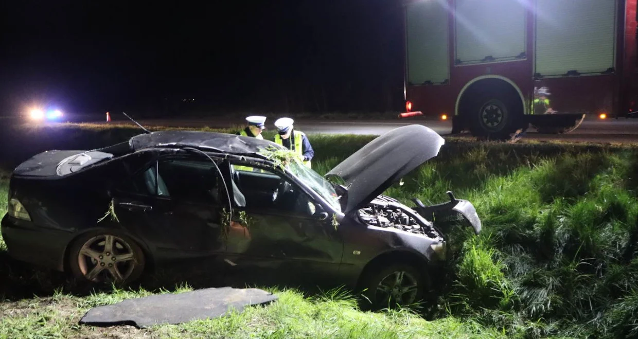 Dachowanie w Kowalikach. Dwie osoby trafiły do szpitala - Zdjęcie główne