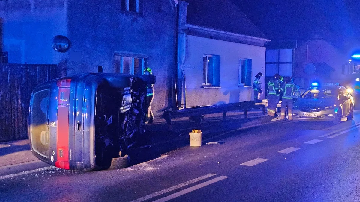 Potrącenie w Rawiczu. W Miejskiej Górce auto uderzyło w budynek - Zdjęcie główne