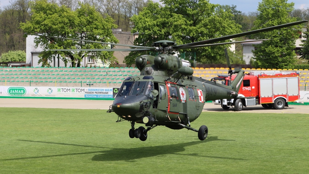 Rawicz. Wojskowy śmigłowiec na stadionie im. Floriana Kapały [FOTO, WIDEO] - Zdjęcie główne