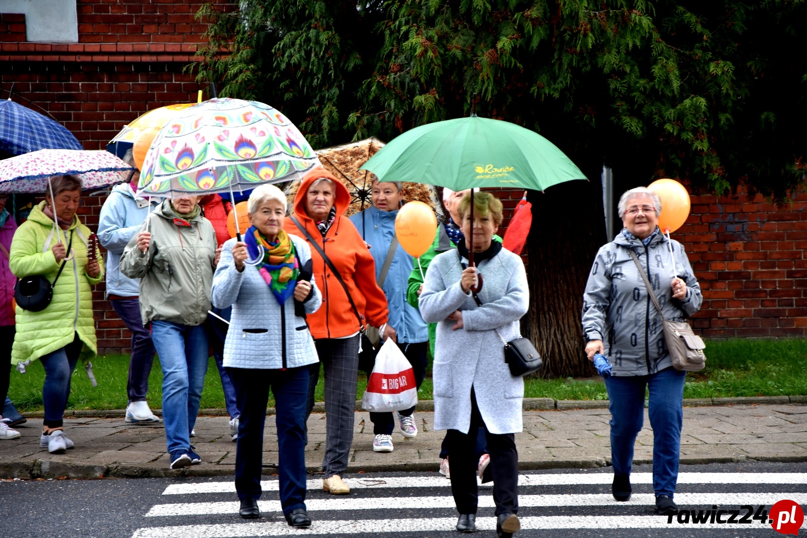 Przemaszerowali przez miasto z parasolkami [FOTO] - Zdjęcie główne