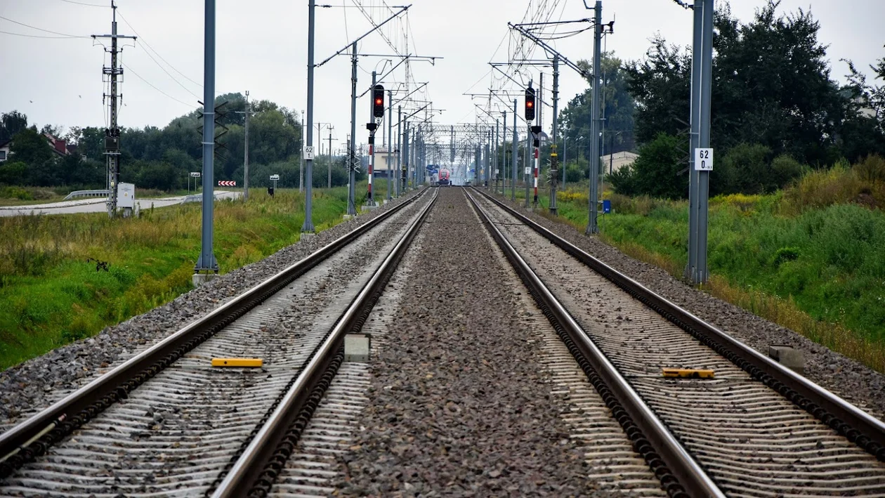 Rawicz. Pociąg potrącił kobietę. Ciężko ranna trafiła do szpitala   - Zdjęcie główne