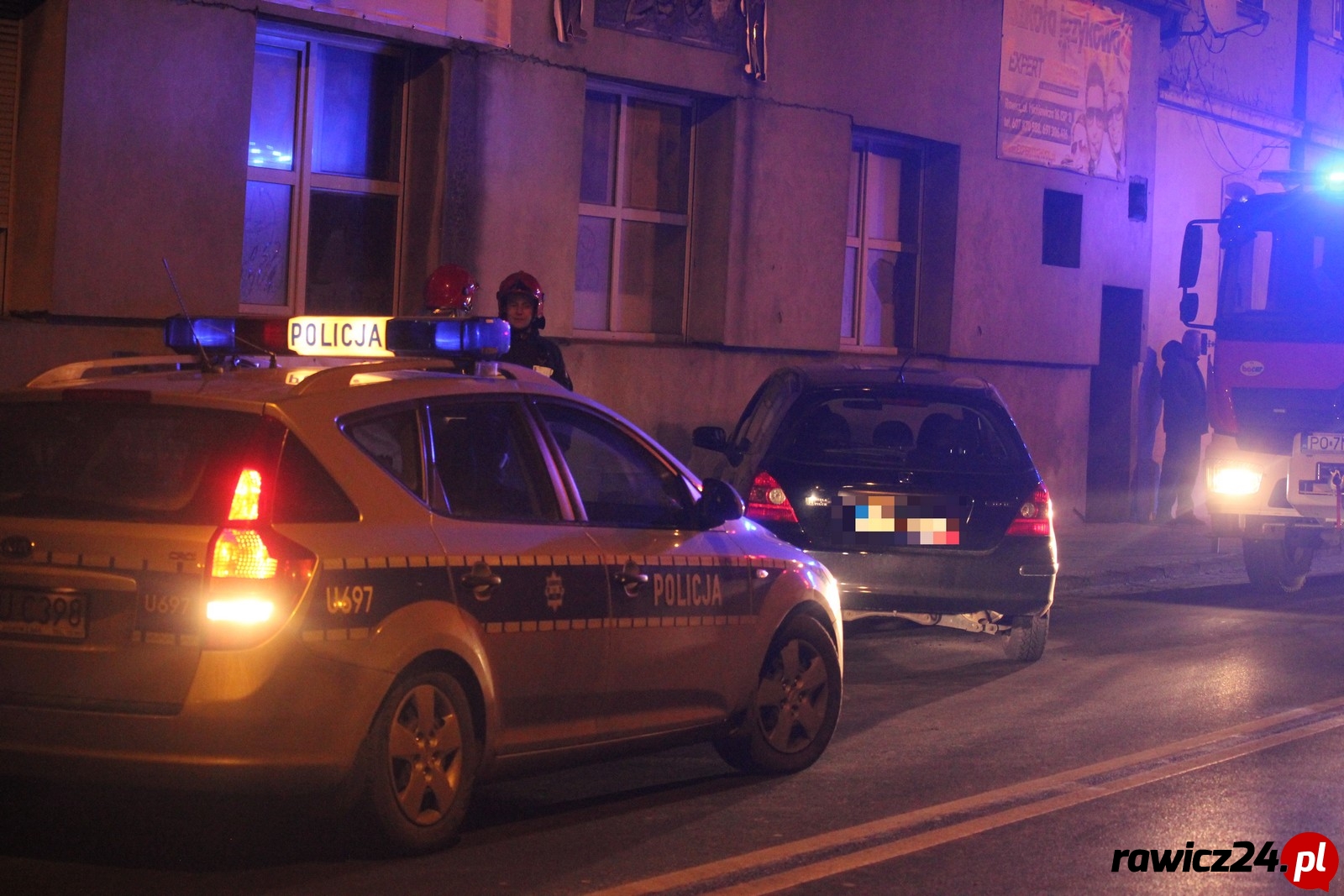 Kolizja w Rawiczu. Auto uderzyło w budynek - Zdjęcie główne