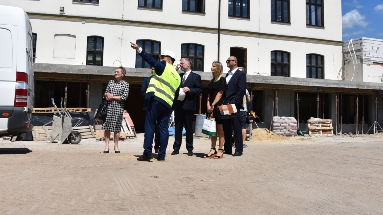 Marszałek województwa na placu budowy multibiblioteki w Rawiczu [FOTO] - Zdjęcie główne