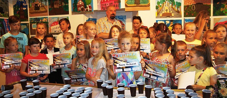 Wystawa dzieci i młodzieży z kółka plastycznego - Zdjęcie główne