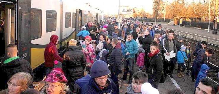Pociąg Kolei Dolnośląskich przyciągnął setki osób na stację - Zdjęcie główne