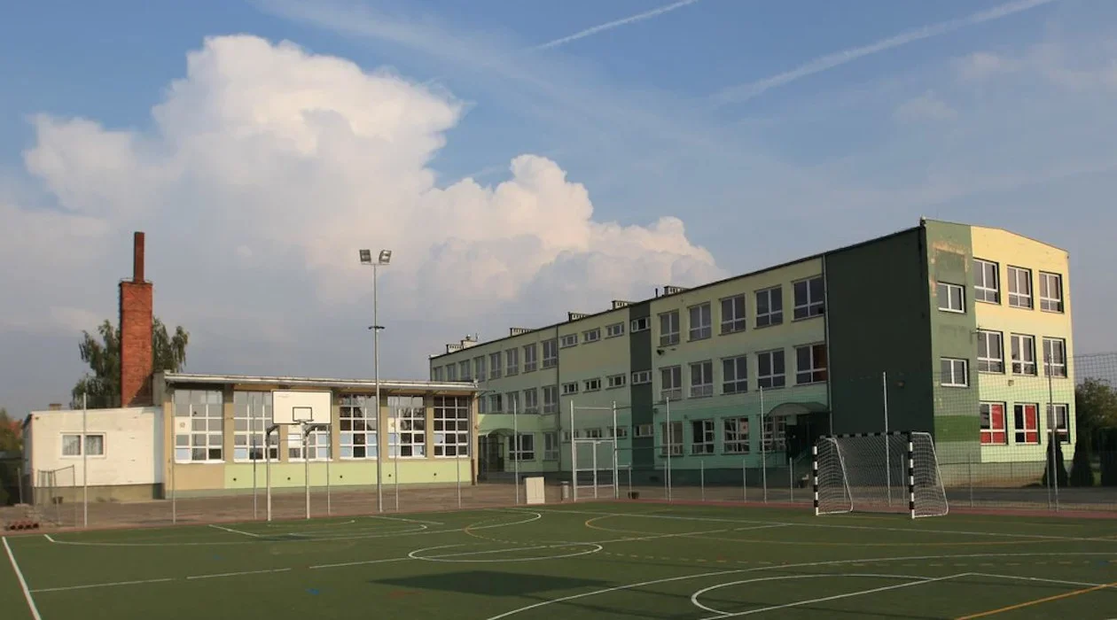 Kto wykona termomodernizację budynków szkolnych w Miejskiej Górce? - Zdjęcie główne