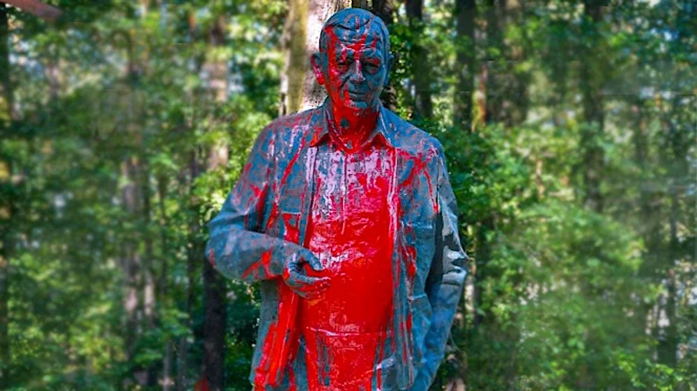Pomnik Jana Szyszki w Jarocinie oblany czerwoną farbą - Zdjęcie główne