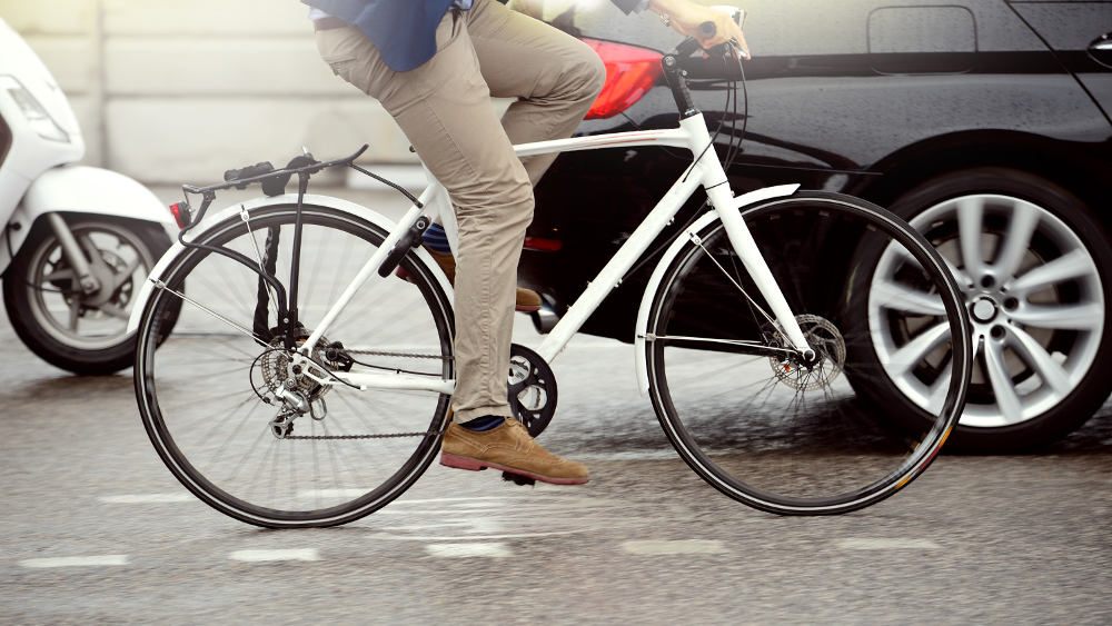 Rowerzysta tak się wkurzył na kierowcę, że złamał mu nos - Zdjęcie główne