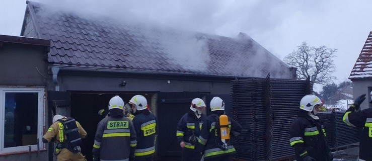 Poddasze budynku gospodarczego w ogniu [FOTO] - Zdjęcie główne