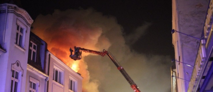 Pożar kamienicy przy deptaku w Rawiczu [FOTO, FILM] - Zdjęcie główne