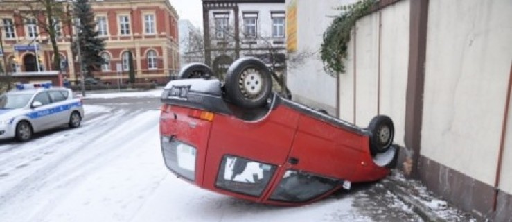 Rawicz. Przewrócili fiata na parkingu - Zdjęcie główne