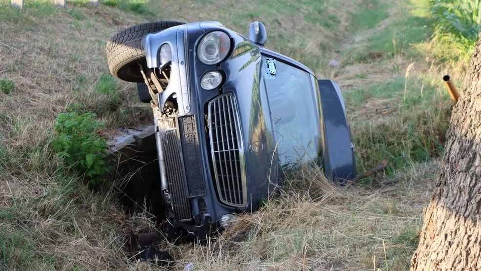 Wpadł do rowu, roztrzaskał auto i uciekł. Policjanci znaleźli przy nim narkotyki [ZDJĘCIA] - Zdjęcie główne