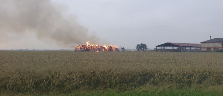 Pożar olbrzymiej sterty słomy w Ostrobudkach - Zdjęcie główne