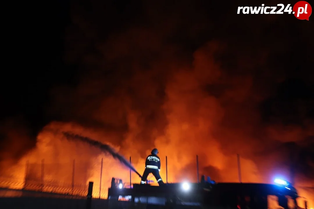 Ogromny pożar w Rawiczu. Na miejscu kilkadziesiąt zastępów straży [FILM, FOTO] - Zdjęcie główne
