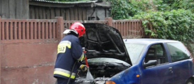 Płonące auto w centrum Rawicza - Zdjęcie główne