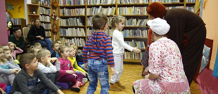 Przedstawienie teatralne w bibliotece - Zdjęcie główne