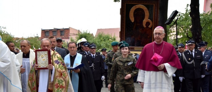 Arcybiskup na powitaniu obrazu w Rawiczu - Zdjęcie główne