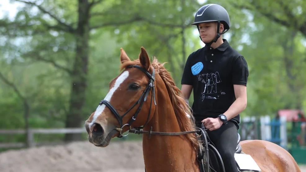 Zawody jeździeckie, muzyka country i wielu widzów. Zawody jeździeckie "W samo południe" w Leśnym Dworze w Pakówce [ZDJĘCIA] - Zdjęcie główne