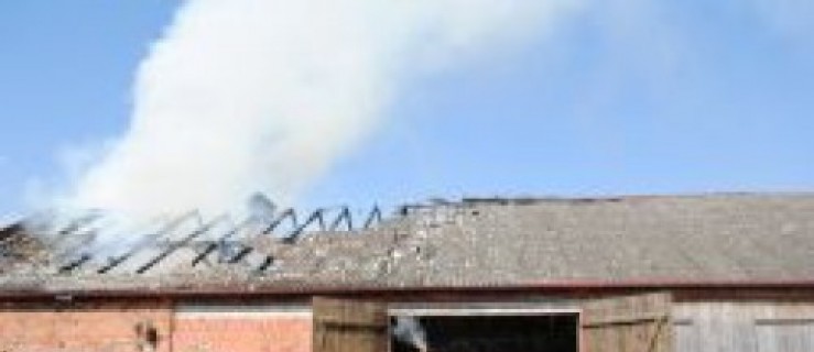 Pożar stodoły w Ostrobudkach: trwa dogaszanie - Zdjęcie główne