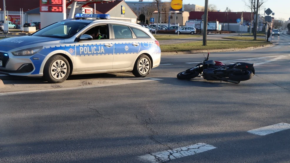 Skręcał z ul. Leśnej. Zderzył się z motocyklistą [ZDJĘCIA] - Zdjęcie główne